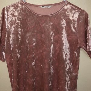 Semi-crop top made with pink velvet.